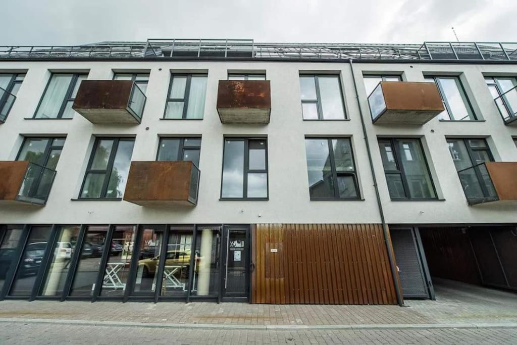 Boutique With Free Parking & Ac